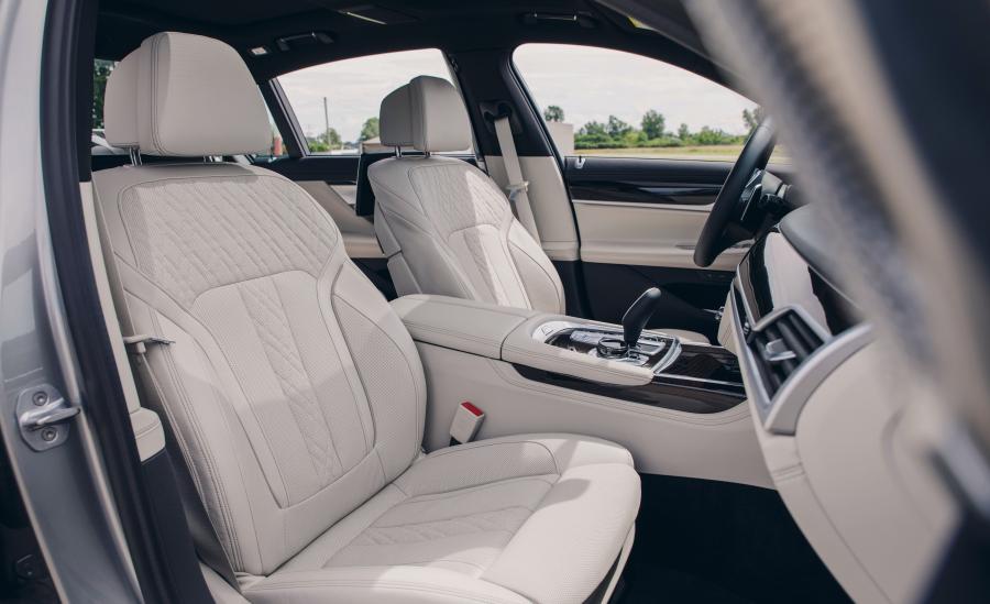Интерьер BMW 745e xDrive M Sport (G11) 2019 года  (NA) (фото 19 из 32)